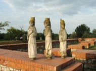 Rom szobrokkal