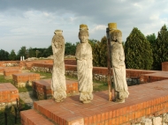Rom szobrokkal