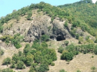 Barlang a hegy oldalban